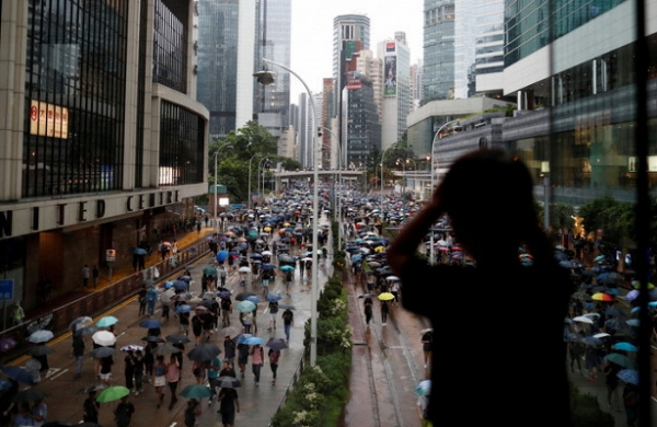 <br />
Тысячи протестующих вышли на улицы Гонконга<br />
