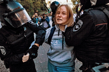 У избитой полицейским на митинге россиянки диагностировали травму головы