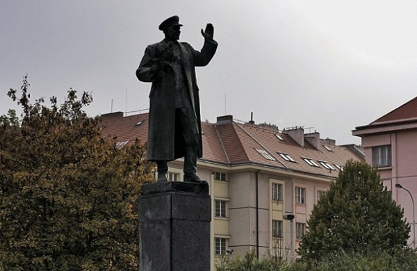 <br />
Неизвестные в Праге осквернили памятник маршалу Коневу<br />

