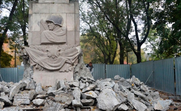 <br />
Более 400 советских памятников уничтожили в Польше<br />
