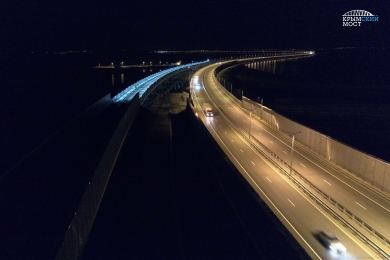 На пилотном железнодорожном участке Крымского моста  включили свет