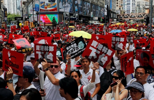 <br />
ЕС призвал власти Гонконга отказаться от насилия к протестующим<br />
