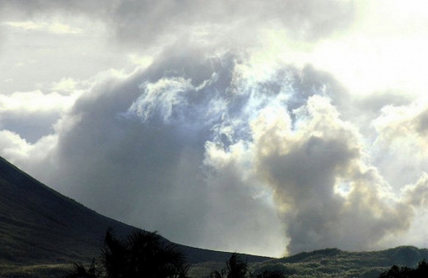 <br />
Вулкан Карымский на Камчатке выбросил столб пепла на 2,5 км<br />
